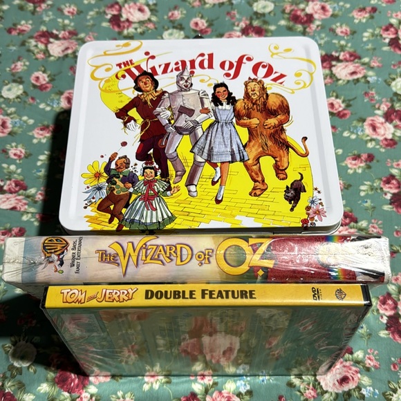 The Wizard of Oz! Lunchbox, DVD, & VHS! Movies are sealed. Excellent condition💫 - Picture 5 of 16